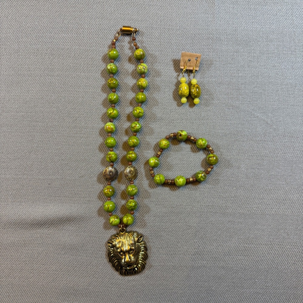 Vintage Gold Tone Lion Head Pendant Necklace Bracelet Earring Set Green Beaded